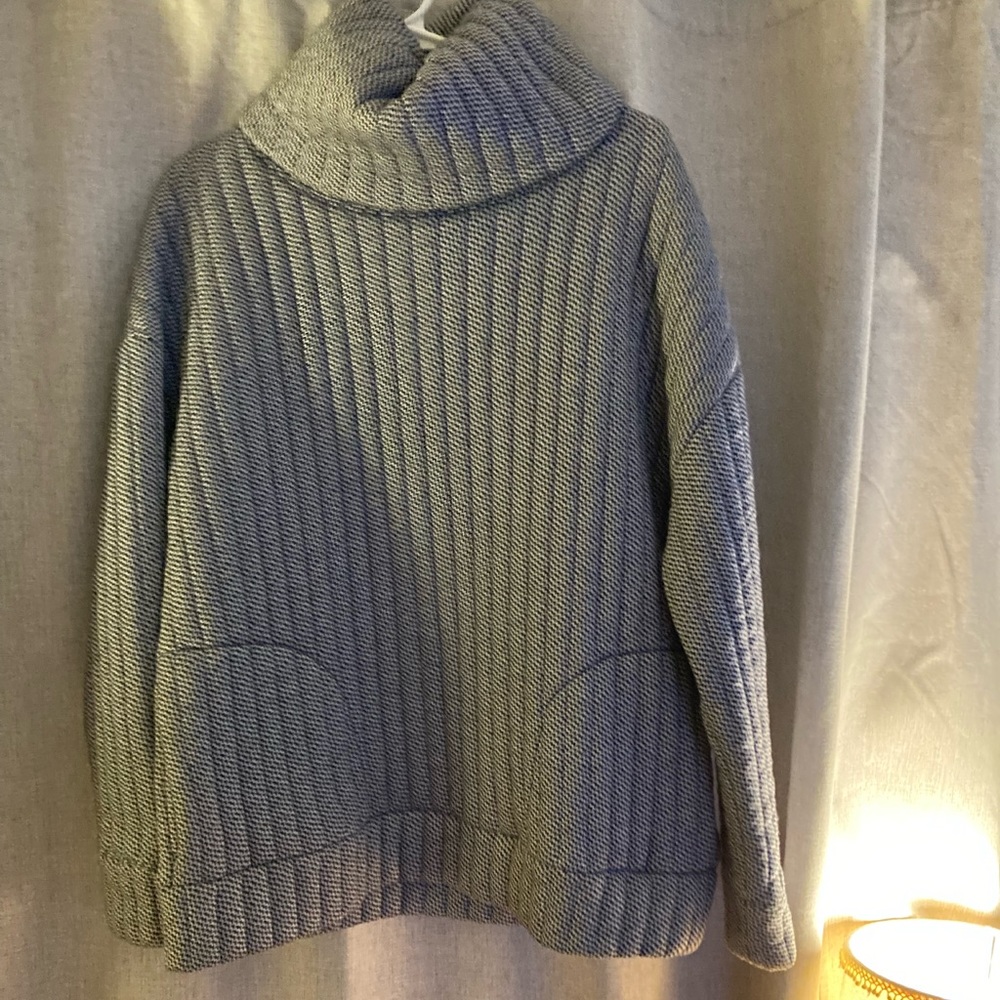 Gapfit quilted women’s turtleneck with pockets size small